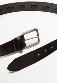 Cintura in pelle marrone con una fibbia rettangolare in metallo argentato, dotata di numerosi fori lungo la cinghia per la regolazione della misura.