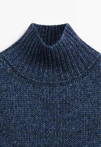 Granatowy sweter z wysokim kołnierzem, dziergany, z tłoczoną fakturą i złożonym kołnierzem. Materiał wydaje się miękki z subtelnym niebieskim prążkiem.