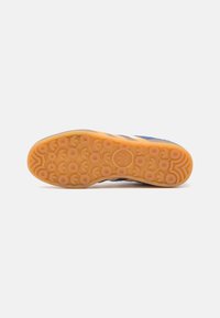 adidas Originals GAZELLE INDOOR UNISEX - Tossud - dark blue/bliss orange/preloved ink