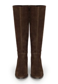 Bottes hautes en daim marron, avec une texture lisse, un bout arrondi et un talon bas et épuré. Présente un design propre et minimal sans embellissements.