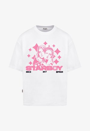 Biały T-shirt z różową grafiką dwóch twarzy otoczonych gwiazdami oraz pogrubionym tekstem "STARBOY" wraz z mniejszym tekstem "Since 2017" i "PEQUS".