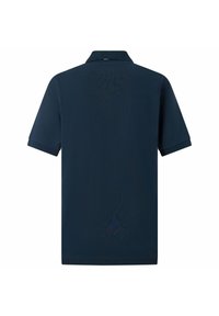 Polo shirt blu navy con maniche corte, colletto classico e taglio dritto. Il tessuto ha una consistenza liscia e uniforme, senza fantasie o accenti.