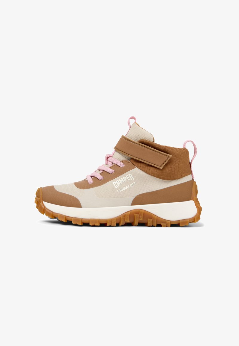 Béžové a hnědé vysoké tenisky s růžovými akcenty, suchým zipem, robustní podrážkou a označením 'Camper Primaloft' na boku.