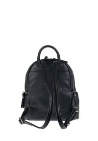 Sac à dos en cuir noir avec une finition texturée, une poignée supérieure, des bretelles réglables et des détails de fermeture éclair en ton argent. Design compact et polyvalent.