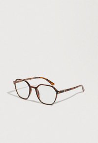 Kilpikonnakuviolliset silmälasit, joissa on geometrinen kahdeksankulmainen kehys. Kirkkaat linssit, ohuet raajat, joissa hienovaraiset kuviot, ja metalliset yksityiskohdat saranan läheisyydessä.