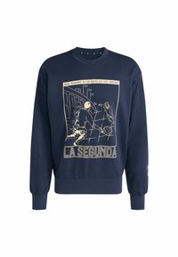 Sudadera azul marino con mangas largas. Presenta un gráfico ilustrado de jugadores de fútbol americano y el texto "LA SEGUNDA" en dorado.
