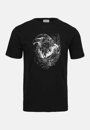 Zwarte katoenen t-shirt met een gedetailleerde witte afbeelding van een arendskop, omringd door draaiende abstracte elementen. Korte mouwen, ronde hals.
