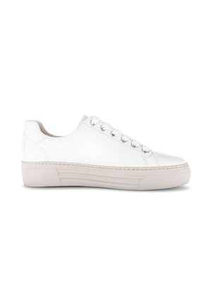Witte laag uitgesneden leren sneaker met witte veters en een beige rubberen zool, zijaanzicht op een witte achtergrond.