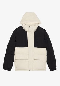Chaqueta acolchada con un diseño en bloque de color negro y crema, que cuenta con una capucha, dos bolsillos frontales y una textura acolchada.