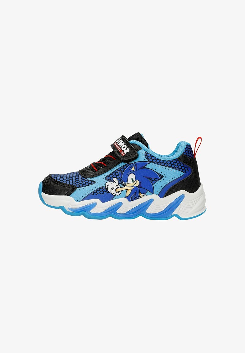 Baskets pour enfants bleu et noir avec un motif Sonic le Hérisson, détails de lacets rouges, bride en velcro, et semelle épaisse blanche et bleue.