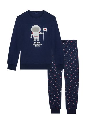 Marineblåt pyjamassæt med en langærmet top med astronautgrafik og teksten "TIL MÅNEN OG TILBAGE"; bukser med et farverigt mønster af raketter og planeter.