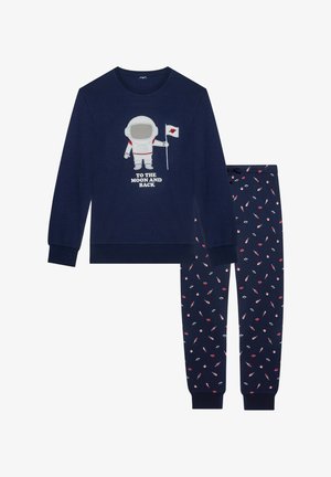 Marineblåt pyjamassæt med en langærmet top med astronautgrafik og teksten "TIL MÅNEN OG TILBAGE"; bukser med et farverigt mønster af raketter og planeter.