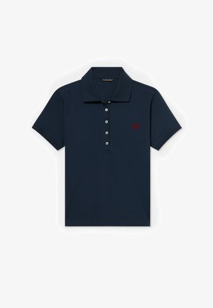 Granatowa koszulka polo z krótkim rękawem, kołnierzykiem, pięcioma białymi guzikami i małym czerwonym haftowanym logo na lewej piersi.