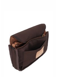 Donkerbruine stoffen crossbodytas met voorvak en lichtbruine leren patch, gedeeltelijk open klep en verstelbare band aan de binnenkant.