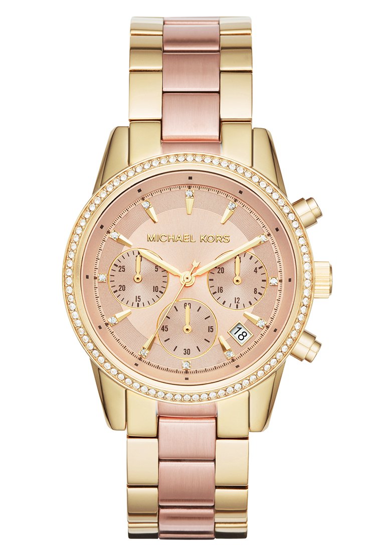 Reloj de pulsera en tono dorado con pulsera acentuada en oro rosa, esfera redonda, dial texturizado en color rosa, acentos de cristal y subesferas de cronógrafo.