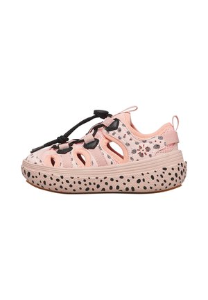 Sandalo rosa per bambino piccolo con suola nera a pois, lati traforati, tessuto a rete e chiusura regolabile con laccio elastico nero.