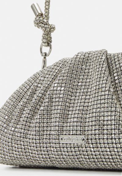 Metallic sølv clutch bag dækket med små, glitrende rhinestones; plisseret design med en kædestrop og en dekorativ hardware detalje.