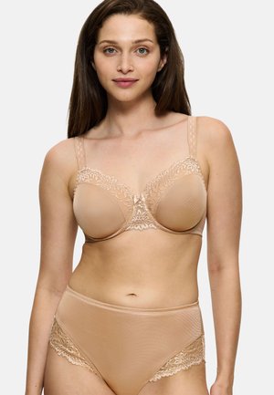 Reggiseno beige con dettagli in pizzo, coppe lisce e spalline regolabili, abbinato a slip a vita alta coordinati con accenti in pizzo.