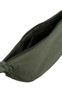 Pochette verde oliva in tessuto con cerniera e scomparti interni, mostrata parzialmente aperta su uno sfondo bianco.
