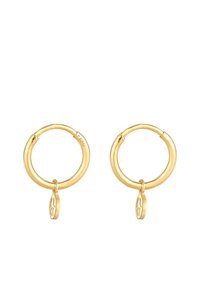 Goldene Creolen mit einem kreisförmigen Design und einem kleinen, baumelnden Blattanhänger an jeder Creole. Glatte Metalloberfläche mit polierter Textur.