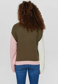 Pletena džemper s dizajnom u blokovima boja u maslinasto zelenoj, svijetlo ružičastoj i bijeloj. Tekstura tkanine s opuštenim krojem.