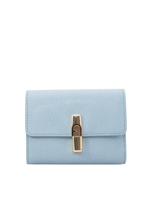 Portafoglio in pelle azzurro chiaro con trama, con una fibbia rettangolare dorata centrata sulla patta anteriore, isolato su sfondo bianco.