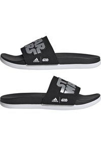 Svarta halkskyddssandaler med en texturerad rem som har stora silverfärgade "STAR WARS"-texter. Vit gummisula, Adidas-logga på sidan.