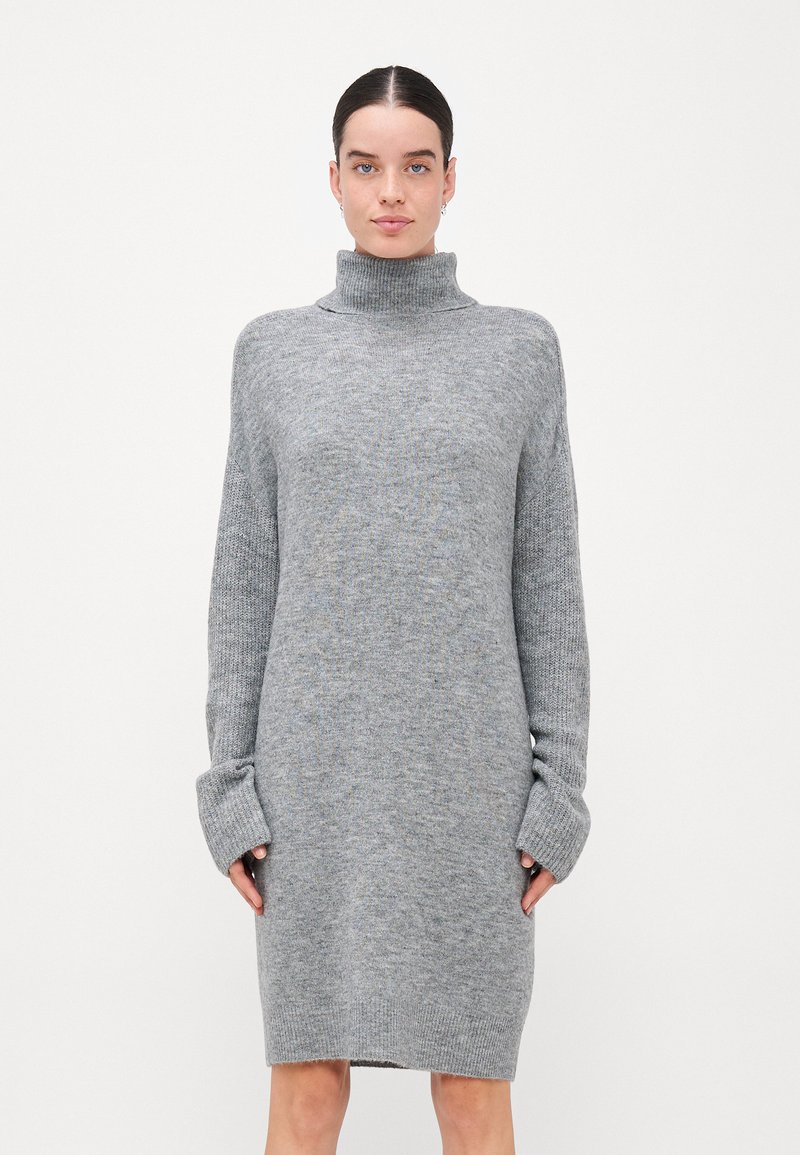 Robe à col roulé gris en tissu tricot doux, avec des manches longues à poignets prolongés et une coupe décontractée.