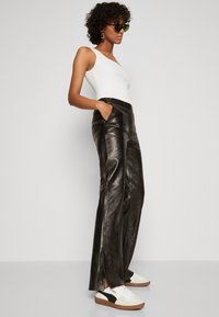 DAY Birger et Mikkelsen MILO SLEEK  - Pantalon en cuir - licorice