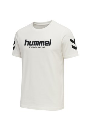 Biała bawełniana koszulka z okrągłym dekoltem, z czarnym logo "hummel" i akcentami w kształcie chevronu na rękawach. Prosty, lekki design.