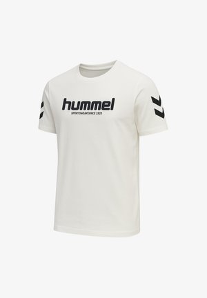 Biała bawełniana koszulka z okrągłym dekoltem, z czarnym logo "hummel" i akcentami w kształcie chevronu na rękawach. Prosty, lekki design.