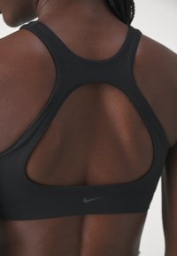 Nike Performance BRA - Sujetadores deportivos con sujeción media - black