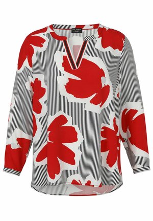 Witte blouse met verticale zwarte strepen en grote rode abstracte bloemenprints, voorzien van een V-hals met gestreepte bies en driekwartmouwen.