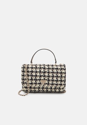 Prošívaná černobílá houndstooth kabelka s krátkým uchem, zlatým řetízkovým popruhem a trojúhelníkovým logem Guess na předním klopě.