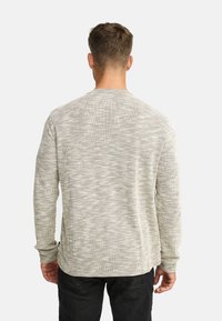 Maglione grigio chiaro con motivo strutturato, maniche lunghe e scollo rotondo, caratterizzato da una vestibilità rilassata e polsini a coste.