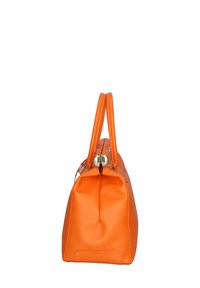 Oranje leren handtas met twee bovenhandvatten, voorzien van een gestructureerde afwerking, een rechthoekige vorm en een zilveren ritsafsluiting.