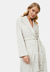 Robe grigio chiaro realizzato in tessuto morbido, con motivo a stelle, maniche lunghe e cintura per la chiusura.