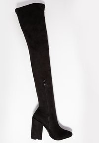 Bota negra de ante por encima de la rodilla con un tacón grueso y cremallera lateral, que presenta una textura suave y una forma esbelta y alargada.