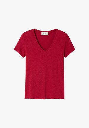 Rdeča T-maica z V-izrezom, izdelana iz mehkega, lahkega materiala, s kratkimi rokavi in rahlo ukrivljenim robom. Čist, enostaven dizajn s hetersko teksturo.