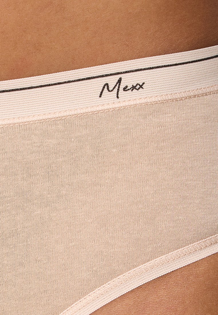 Beżowa bielizna damska o miękkiej, gładkiej teksturze. Posiada prążkowany pas materiału z napisem "Mexx" w czarnym skrypcie oraz subtelny przejście kolorystyczne.