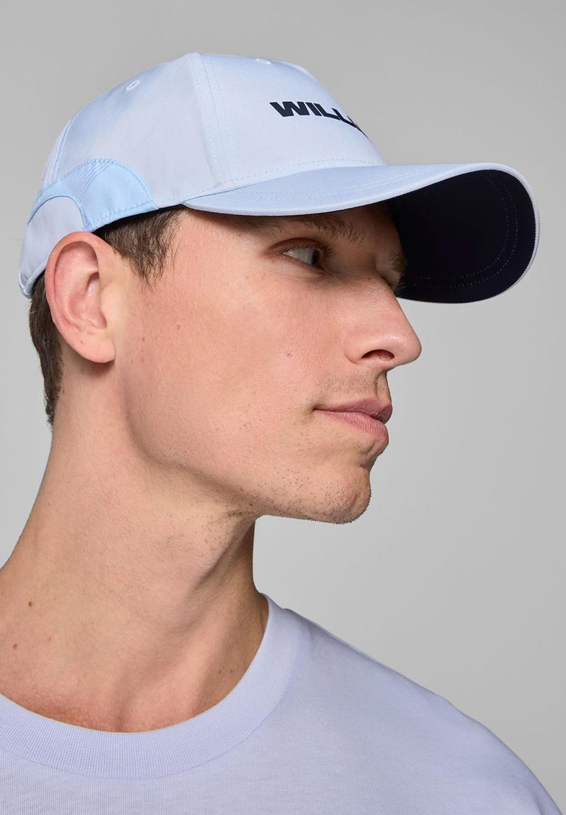 Jasnoniebieska czapka baseballowa wykonana z miękkiego materiału, z ciemnoniebieskim daszkiem i wyrazem "WILLIAM" wydrukowanym dużymi czarnymi literami z przodu.