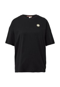 Schwarzes Kurzarm-T-Shirt aus Baumwolle mit einem kleinen goldenen Sonnenstrahl-Design auf der linken Brustseite. Lässiger Schnitt, Rundhalsausschnitt.