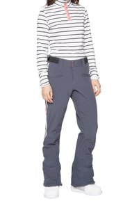 Szare spodnie narciarskie o dopasowanym kroju, z czarnym paskiem w talii, dwiema przednimi kieszeniami i różowymi paskami po bokach. Teksturowany, wodoodporny materiał.