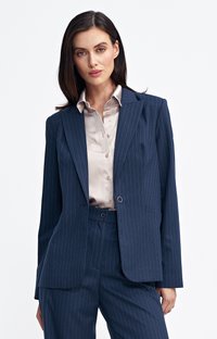 Granatowa marynarka w paski z szerokimi klapami, dwoma guzikami i kieszeniami, zestawiona z jasną, satynową koszulą z guzikami o gładkiej strukturze.