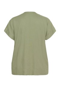 Top corto verde oliva con maniche corte, vestibilità rilassata, tessuto leggero e orlo arrotondato, caratterizzato da un design semplice e pulito senza fantasie.