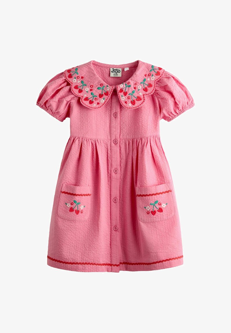 Lyserød kjole til småbørn med pufærmer, knapper foran, broderede kirsebær- og blomsterdetaljer på kraven med bølget kant og forlommer.