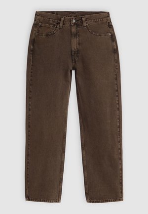 Jean en denim marron à jambes droites avec poches avant, passants pour ceinture et fermeture par bouton et zip, présenté à plat sur un fond clair.
