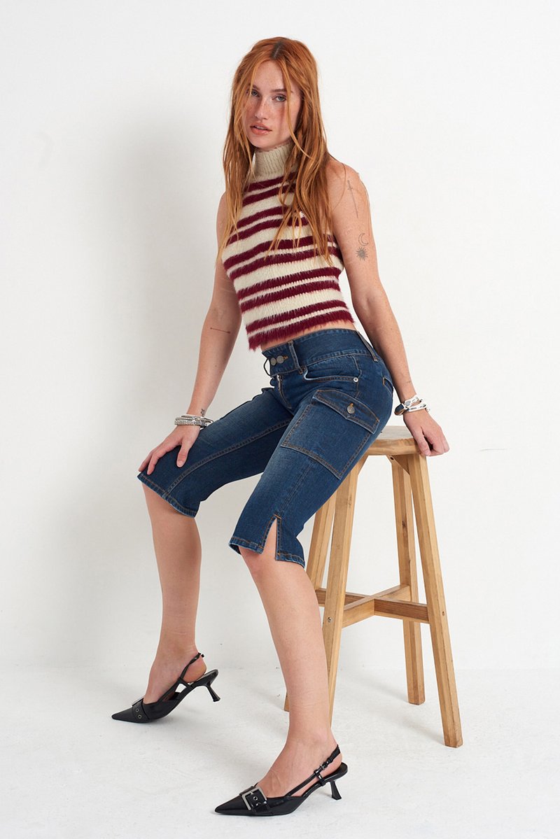 Dżinsowe szorty bermudy z bocznymi rozcięciami, zestawione z вязanym topem w paski w kolorze czerwonym i kremowym oraz czarnymi czółenkami na obcasie z szpiczastym noskiem.