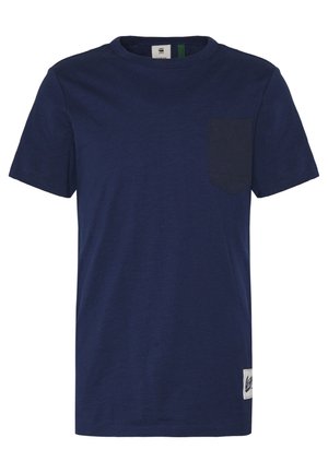 Mørkeblå t-shirt med korte ærmer og rund hals, med en brystlomme på venstre side og et lille hvidt rektangulært mærke nær kanten.