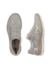Baskets décontractées grises avec lacets à l'avant et fermetures éclair latérales, semelles intermédiaires beiges texturées et semelles extérieures en caoutchouc blanc, vues de dessus et de côté.